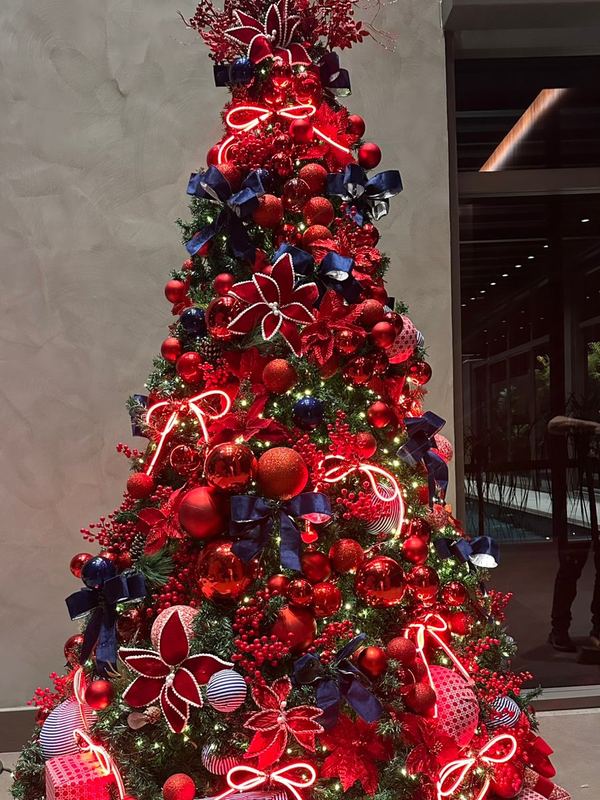 Árvore em vermelho e azul-marinho no hall de um edifício corporativo