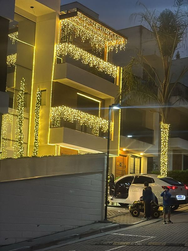 Fachada de prédio residencial com cascatas de luz nas sacadas