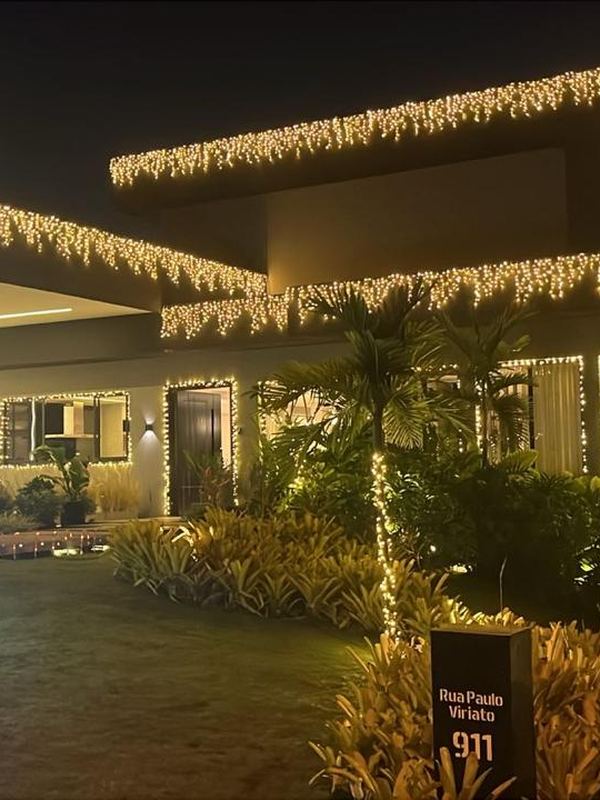 Residência em condomínio fechado com iluminação de Natal e jardim