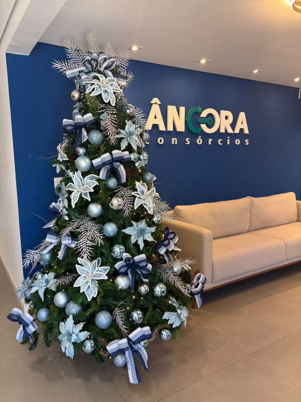 Árvore em tons de azul e prata no lobby de uma empresa de consórcios