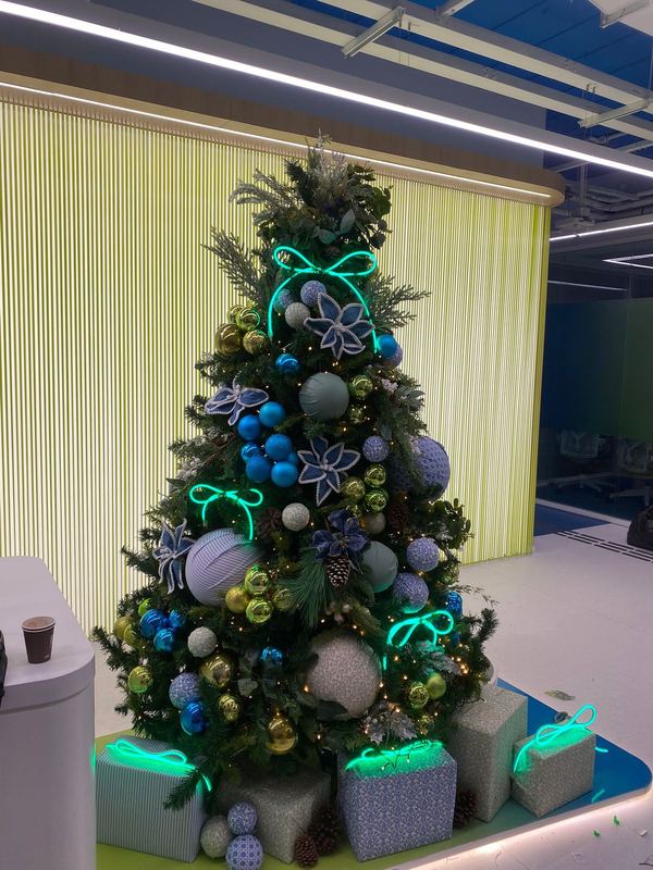 Árvore em azul e verde-limão com neon em escritório corporativo
