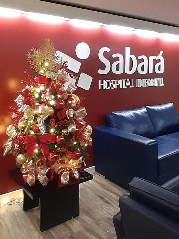Árvore em vermelho e dourado na recepção de um hospital