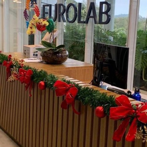 Guirlanda e festão sobre o balcão de recepção de uma empresa