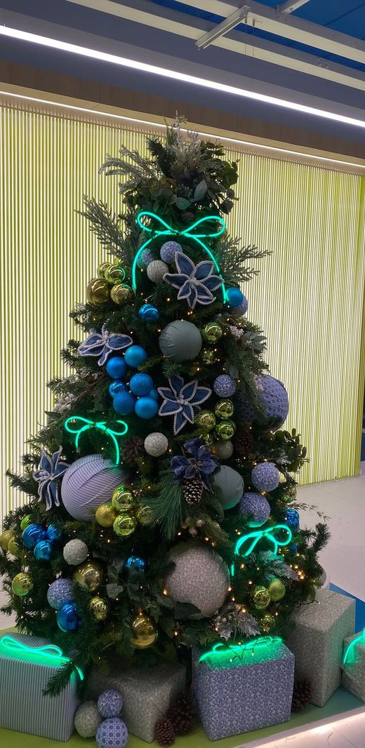Árvore em azul e verde-limão com neon em escritório corporativo