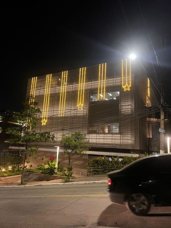 Estrelas cadentes iluminadas na fachada de um edifício comercial