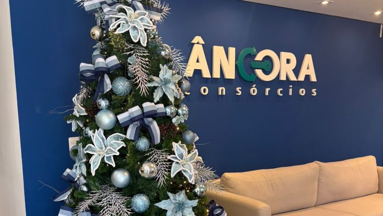 Árvore no lobby de uma empresa, em cima das cores da marca